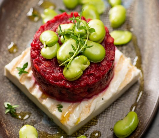 Tartare di lenticchie rosse con primosale e fave fresche