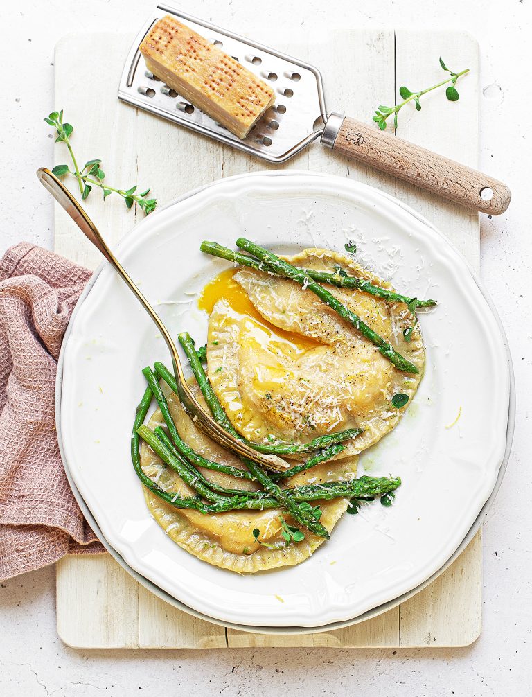 Tortelli giganti con ricotta, tuorli e asparagi