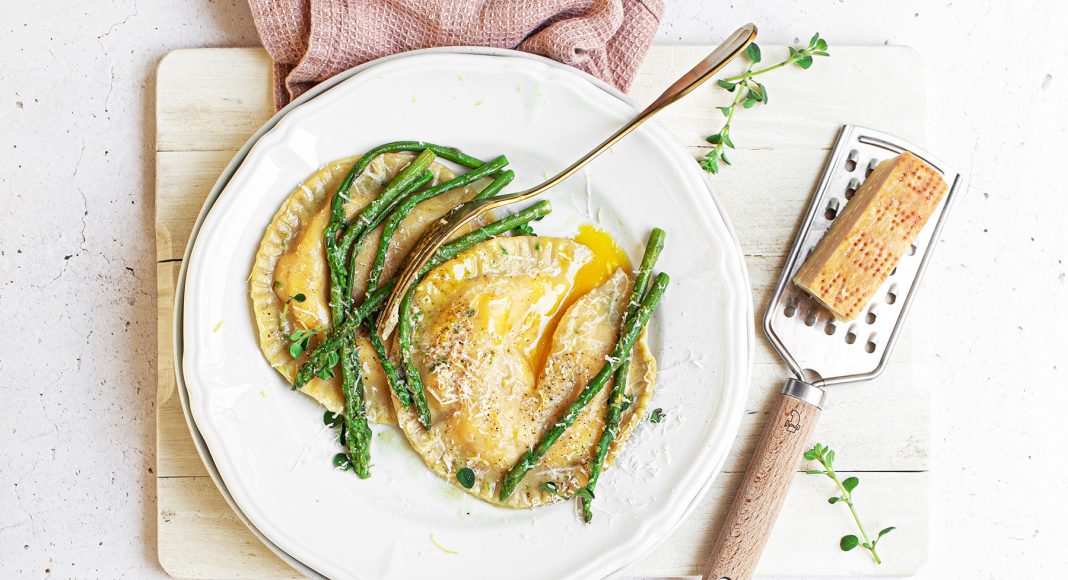 Tortelli giganti con ricotta, tuorli e asparagi