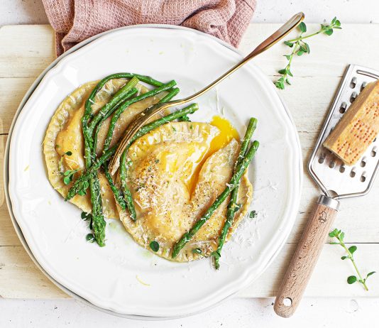 Tortelli giganti con ricotta, tuorli e asparagi