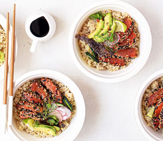 Bowl di quinoa con tataki di anguria marinata