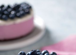 Cheesecake ricotta e mirtilli con frollini al cacao