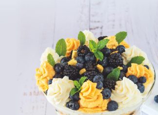 Gran coppa di frutta con doppia crema al cioccolato bianco