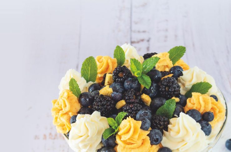 Gran coppa di frutta con doppia crema al cioccolato bianco