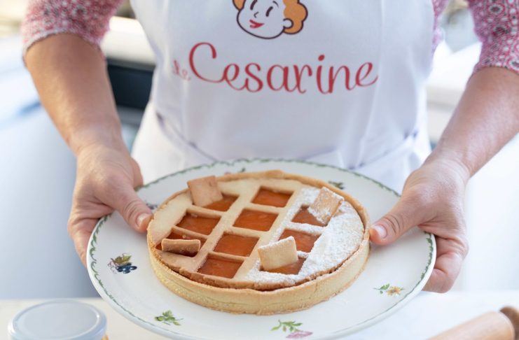 Crostata con albicocche fresche e cardamomo