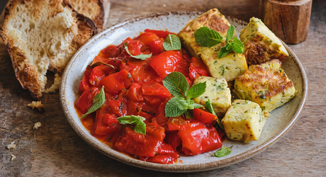 Peperonata con cubotti di frittata alla menta