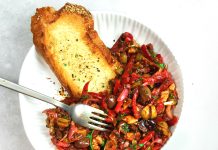 Dip di peperoni, cipolle rosse e noci