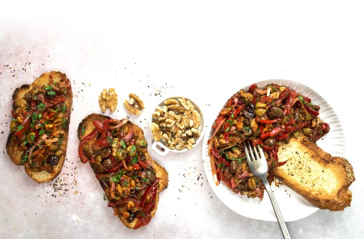 Dip di peperoni, cipolle rosse e noci