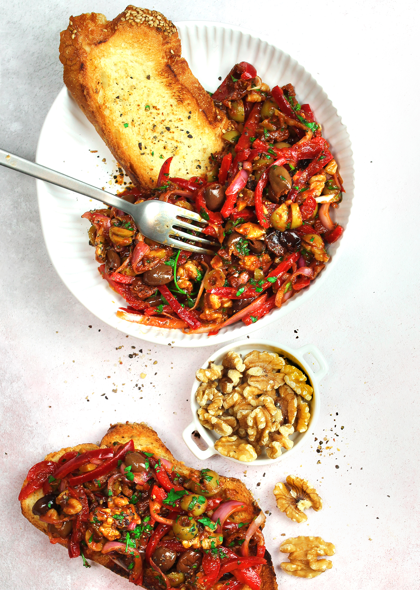 Dip di peperoni, cipolle rosse e noci