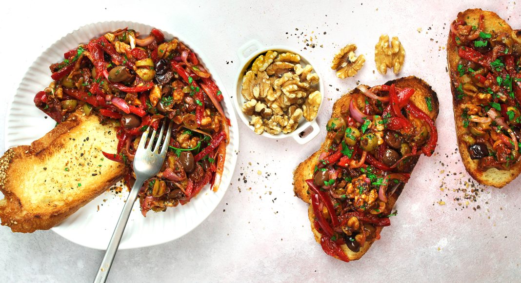 Dip di peperoni, cipolle rosse e noci