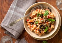 Fregola alla menta con crema cruda di pomodori