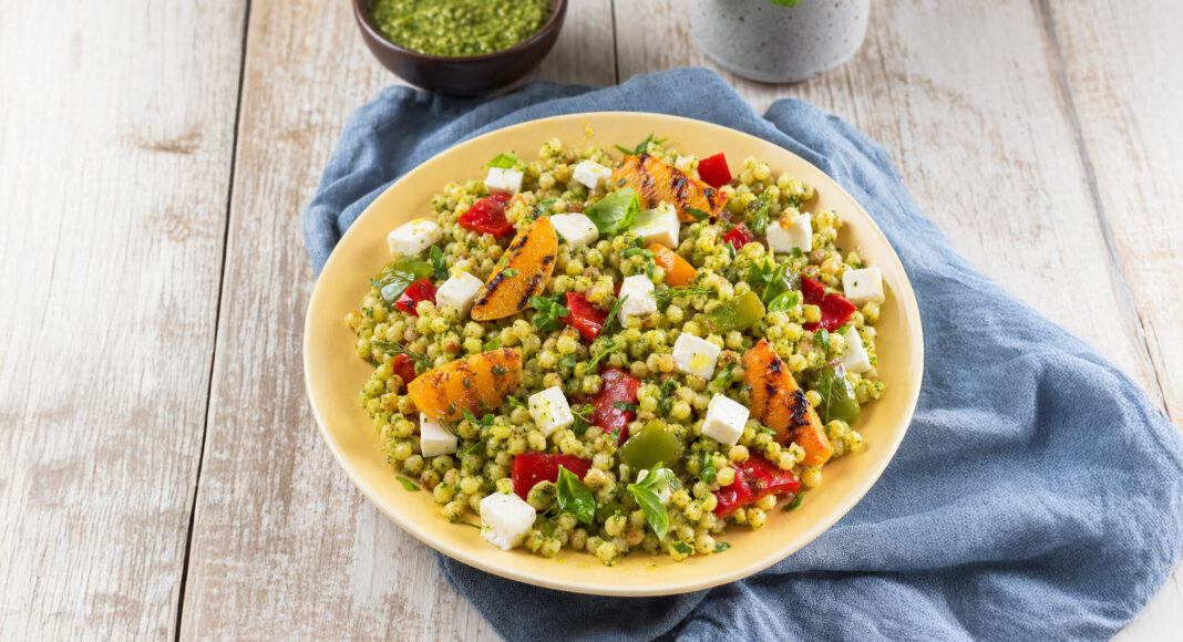 Fregola con primo sale, albicocche grigliate e peperoni