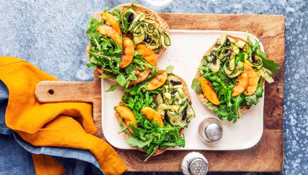 Friselle integrali con zucchine marinate, rucola e pesche