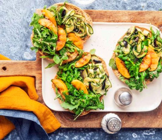 Friselle integrali con zucchine marinate, rucola e pesche