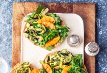 Friselle integrali con zucchine marinate, rucola e pesche