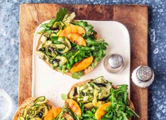 Friselle integrali con zucchine marinate, rucola e pesche