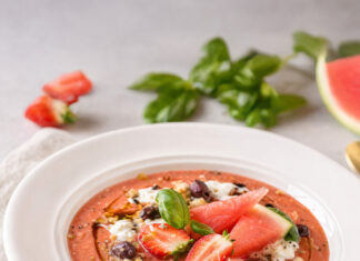 Gazpacho con anguria, stracciatella e olive taggiasche