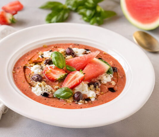 Gazpacho con anguria, stracciatella e olive taggiasche