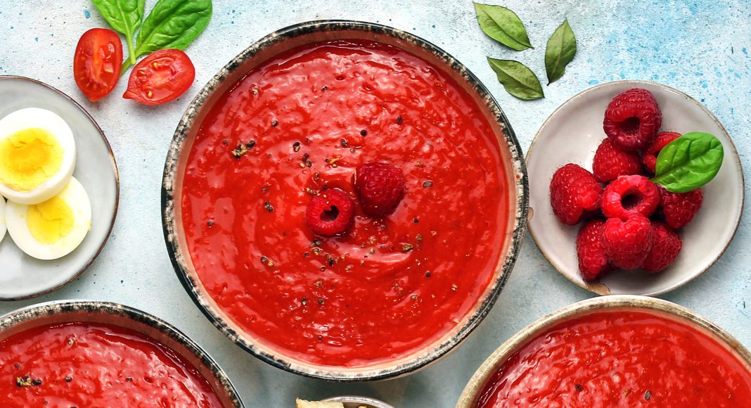 Gazpacho di pomodori, peperoni e lamponi