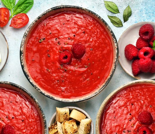 Gazpacho di pomodori, peperoni e lamponi