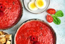 Gazpacho di pomodori, peperoni e lamponi
