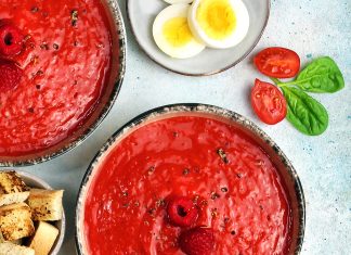 Gazpacho di pomodori, peperoni e lamponi Gazpacho di pomodori, peperoni e lamponi