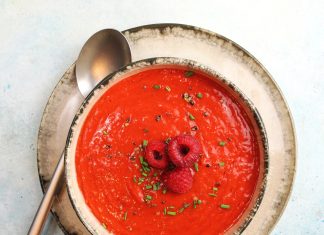 Gazpacho di pomodori, peperoni e lamponi