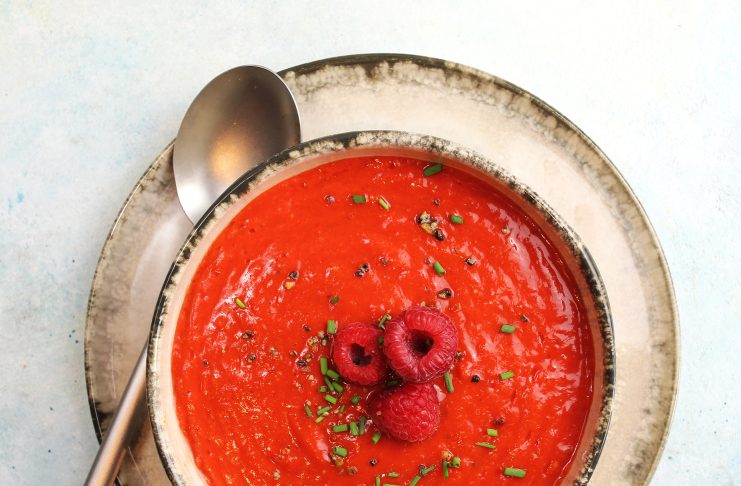 Gazpacho di pomodori, peperoni e lamponi