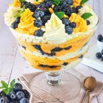 Gran coppa di frutta con doppia crema al cioccolato bianco