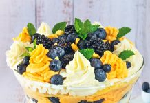 Gran coppa di frutta con doppia crema al cioccolato bianco