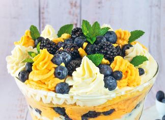 Gran coppa di frutta con doppia crema al cioccolato bianco