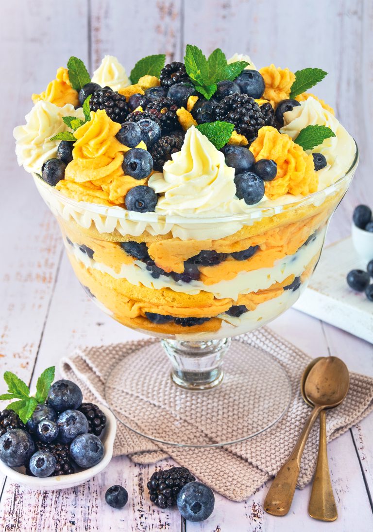 Gran coppa di frutta con doppia crema al cioccolato bianco