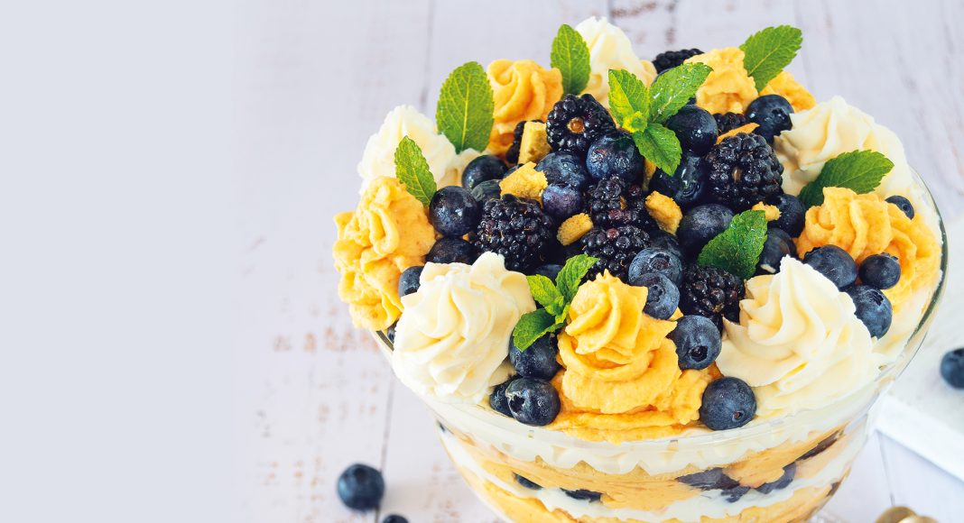 Gran coppa di frutta con doppia crema al cioccolato bianco