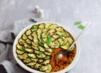 Gratin di zucchine su ragù di bulgur e lenticchie