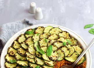 Gratin di zucchine su ragù di bulgur e lenticchie