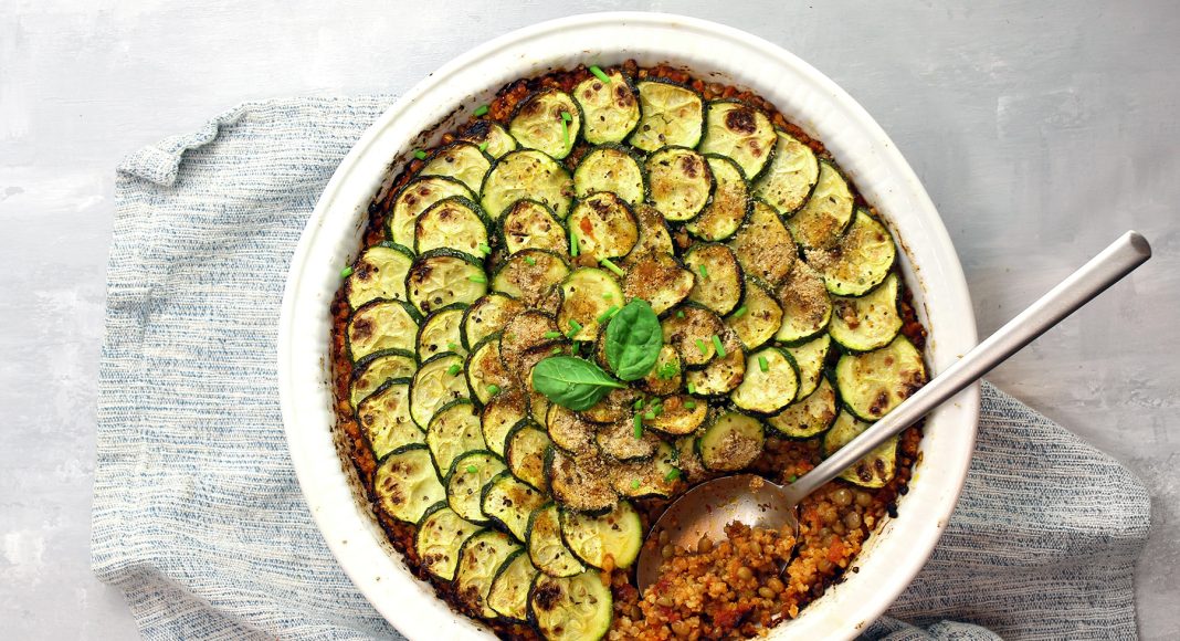 Gratin di zucchine su ragù di bulgur e lenticchie