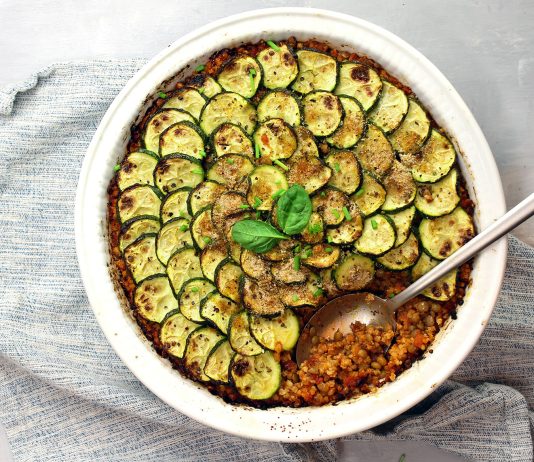 Gratin di zucchine su ragù di bulgur e lenticchie