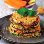 Millefoglie di verdure colorate ai profumi di erbe aromatiche