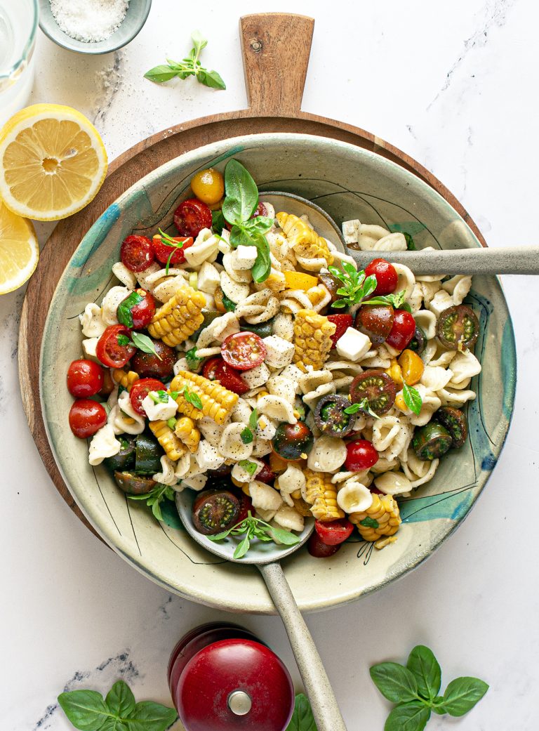 Orecchiette con pomodori marinati, pannocchie e primosale