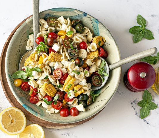 Orecchiette con pomodori marinati, pannocchie e primosale