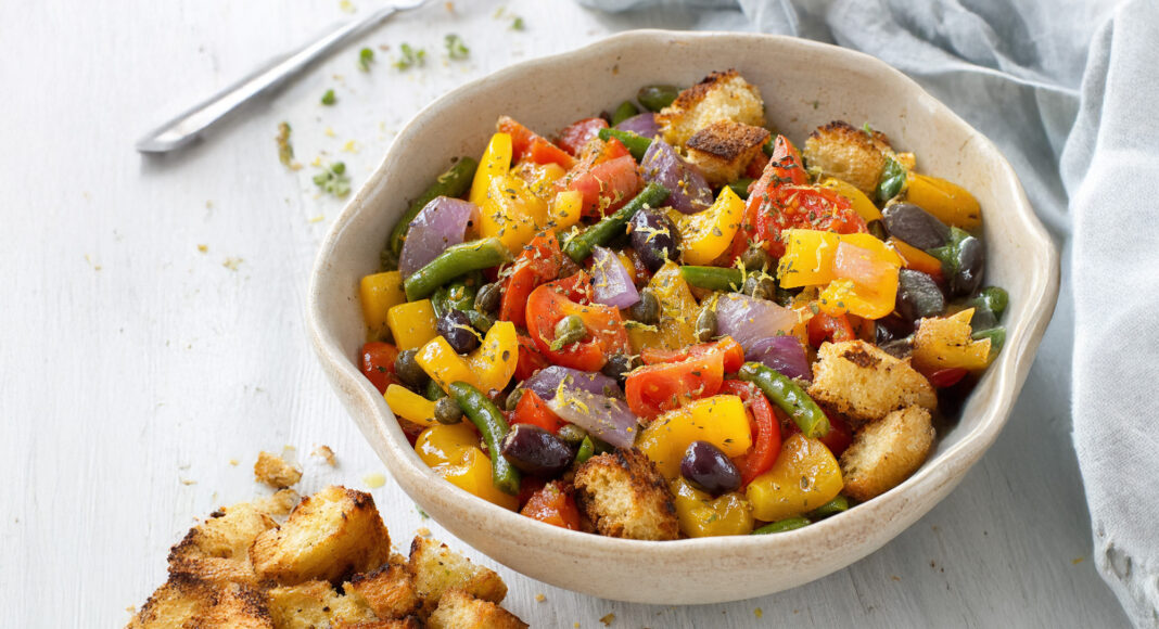 Peperonata ai capperi con pane croccante