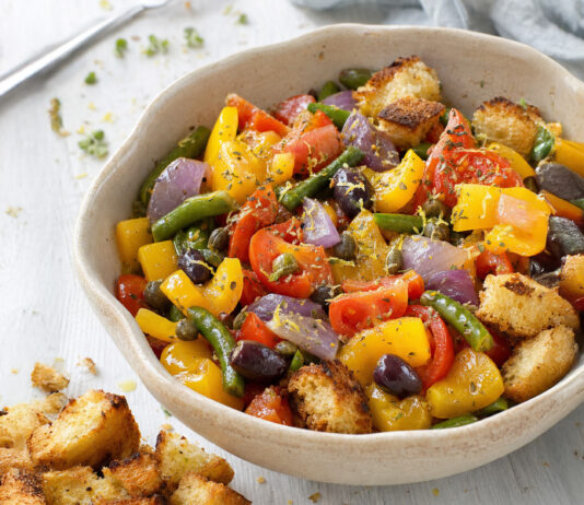 Peperonata ai capperi con pane croccante
