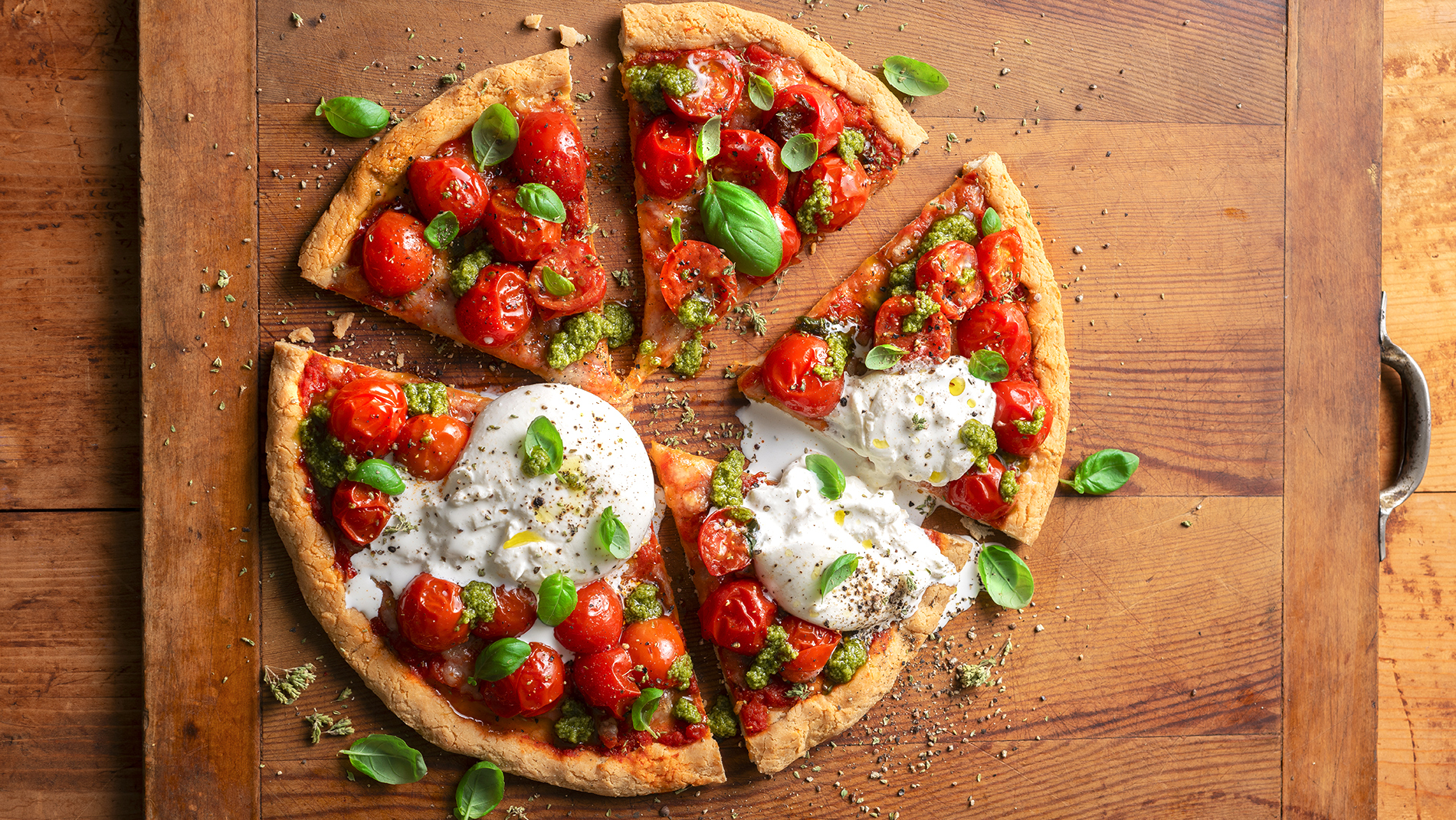 Pizza veloce di mandorle, pomodoro e mozzarella