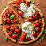 Pizza veloce di mandorle, pomodoro e mozzarella