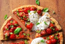 Pizza veloce di mandorle, pomodoro e mozzarella