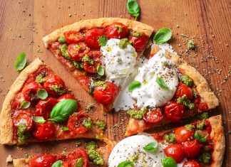 Pizza veloce di mandorle, pomodoro e mozzarella