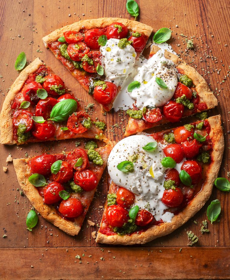 Pizza veloce di mandorle, pomodoro e mozzarella