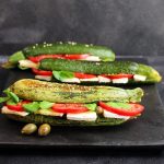 Sandwich di zucchine con brie, pomodori e salsa ai cucunci