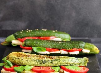Sandwich di zucchine con brie, pomodori e salsa ai cucunci