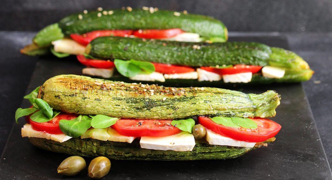 Sandwich di zucchine con brie, pomodori e salsa ai cucunci